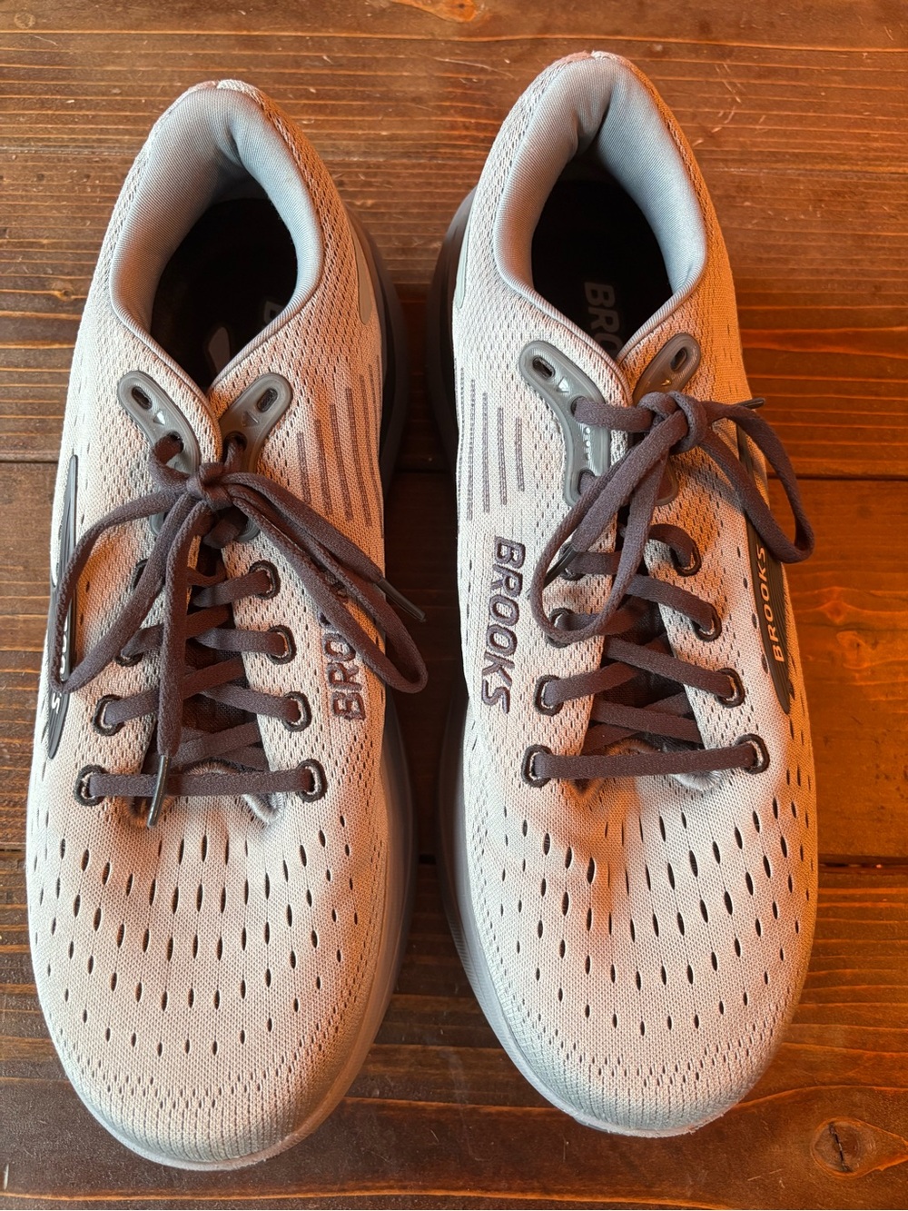 Brooks ghost max -Men's Sneakers in Light Gray with Dark Gray Laces